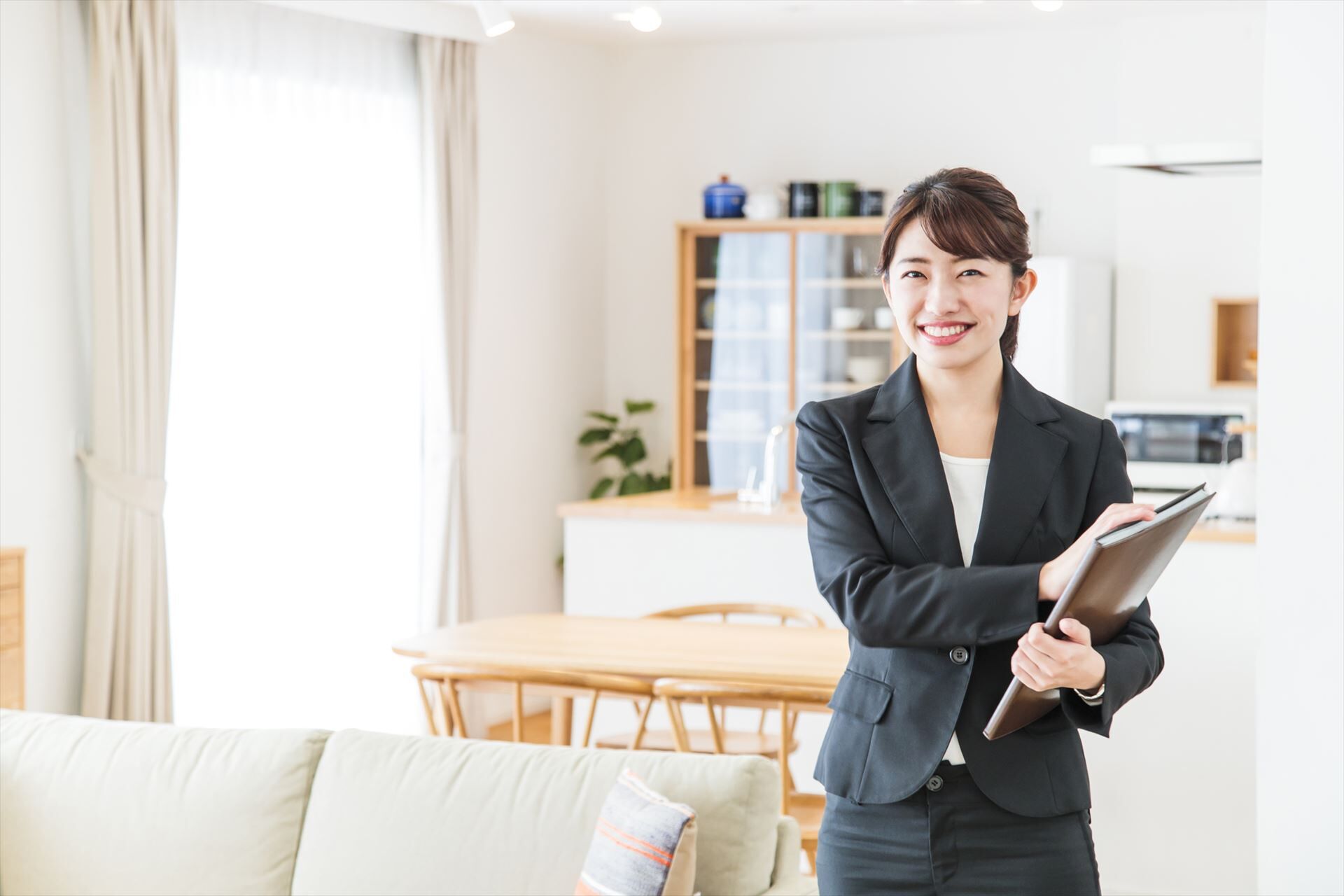 女性不動産営業マン